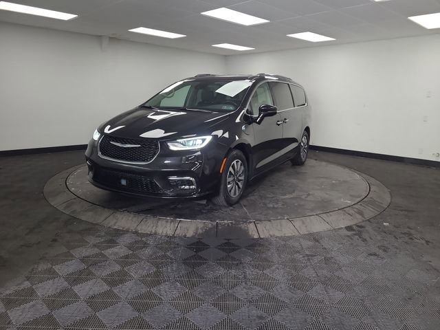 2021 Chrysler Pacifica Hybrid Touring L Hybrid's photo