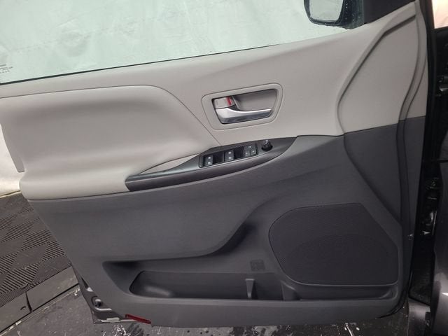 2018 Toyota Sienna LE Auto Access Seat