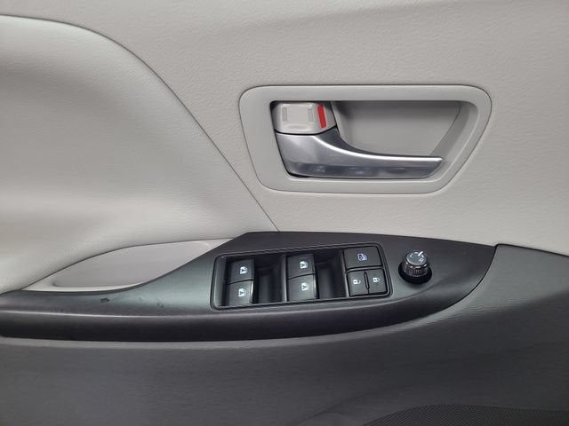 2018 Toyota Sienna LE Auto Access Seat